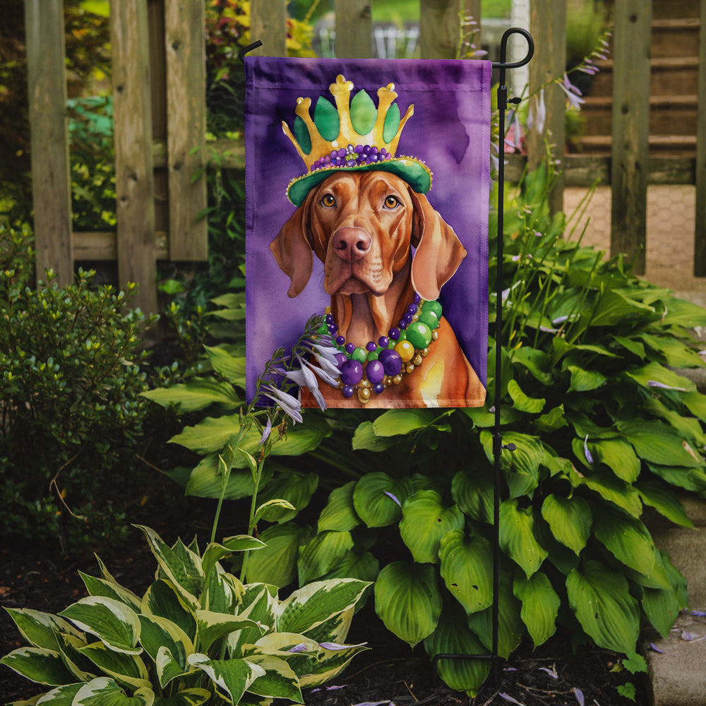 Vizsla King of Mardi Gras Garden Flag - Vibrant Dog-Themed Yard Decor by Caroline's Treasures